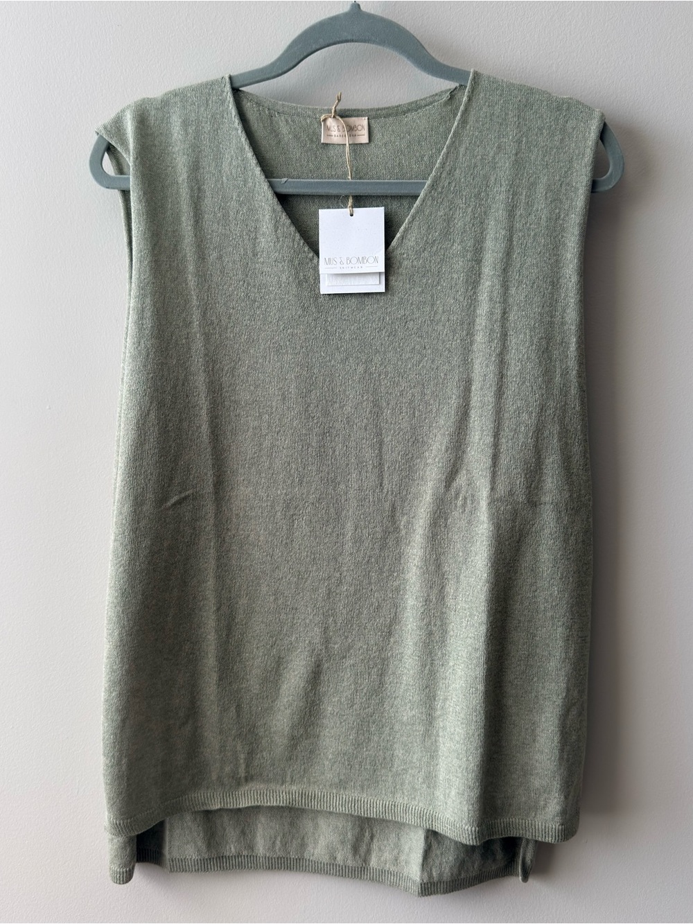 NWT Green V-Neck Sleeveless Knit Tank Top